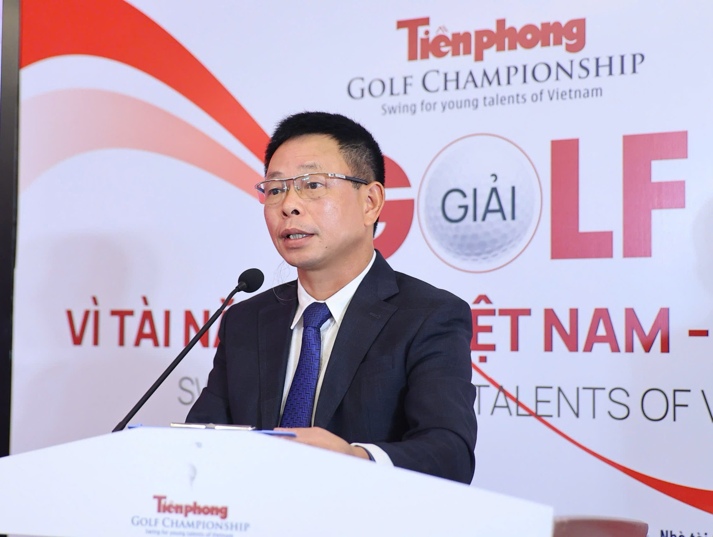 Nhà báo Phùng Công Sưởng – Tổng Biên tập báo Tiền Phong, Giám đốc Qũy Hỗ trợ Tài năng trẻ Việt Nam, Trưởng Ban tổ chức. Nhà báo Phùng Công Sưởng – Tổng Biên tập báo Tiền Phong, Giám đốc Qũy Hỗ trợ Tài năng trẻ Việt Nam, Trưởng Ban tổ chức.