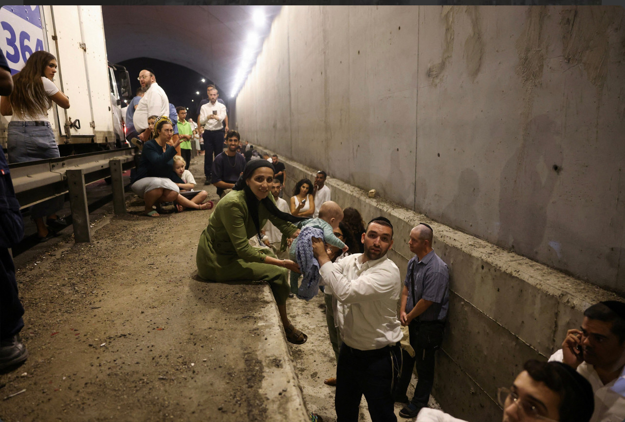 Người dân ở miền Trung Israel đi trú ẩn. (Ảnh: Reuters) Người dân ở miền Trung Israel đi trú ẩn. (Ảnh: Reuters)