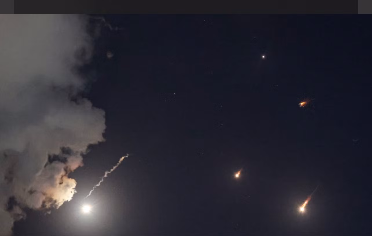 Tên lửa Iran trên bầu trời Israel. (Ảnh: AP)