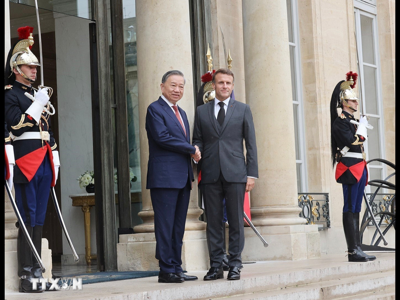 Tổng thống Pháp Emmanuel Macron đón Tổng Bí thư, Chủ tịch nước Tô Lâm. (Ảnh: Trí Dũng/TTXVN)
