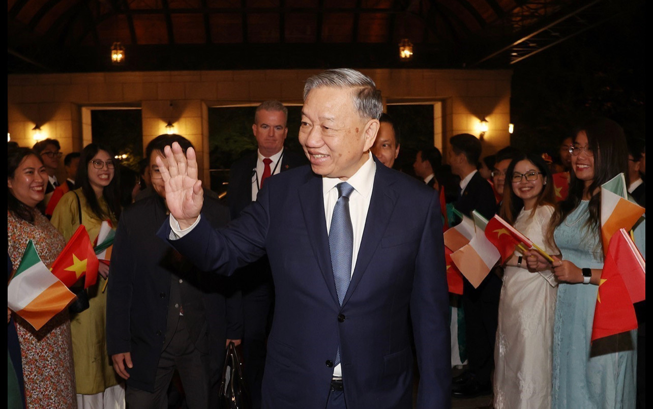 Cán bộ, nhân viên Đại sứ quán và sinh viên Việt Nam đón Tổng Bí thư, Chủ tịch nước Tô Lâm. (Ảnh: Trí Dũng/TTXVN) Cán bộ, nhân viên Đại sứ quán và sinh viên Việt Nam đón Tổng Bí thư, Chủ tịch nước Tô Lâm. (Ảnh: Trí Dũng/TTXVN)