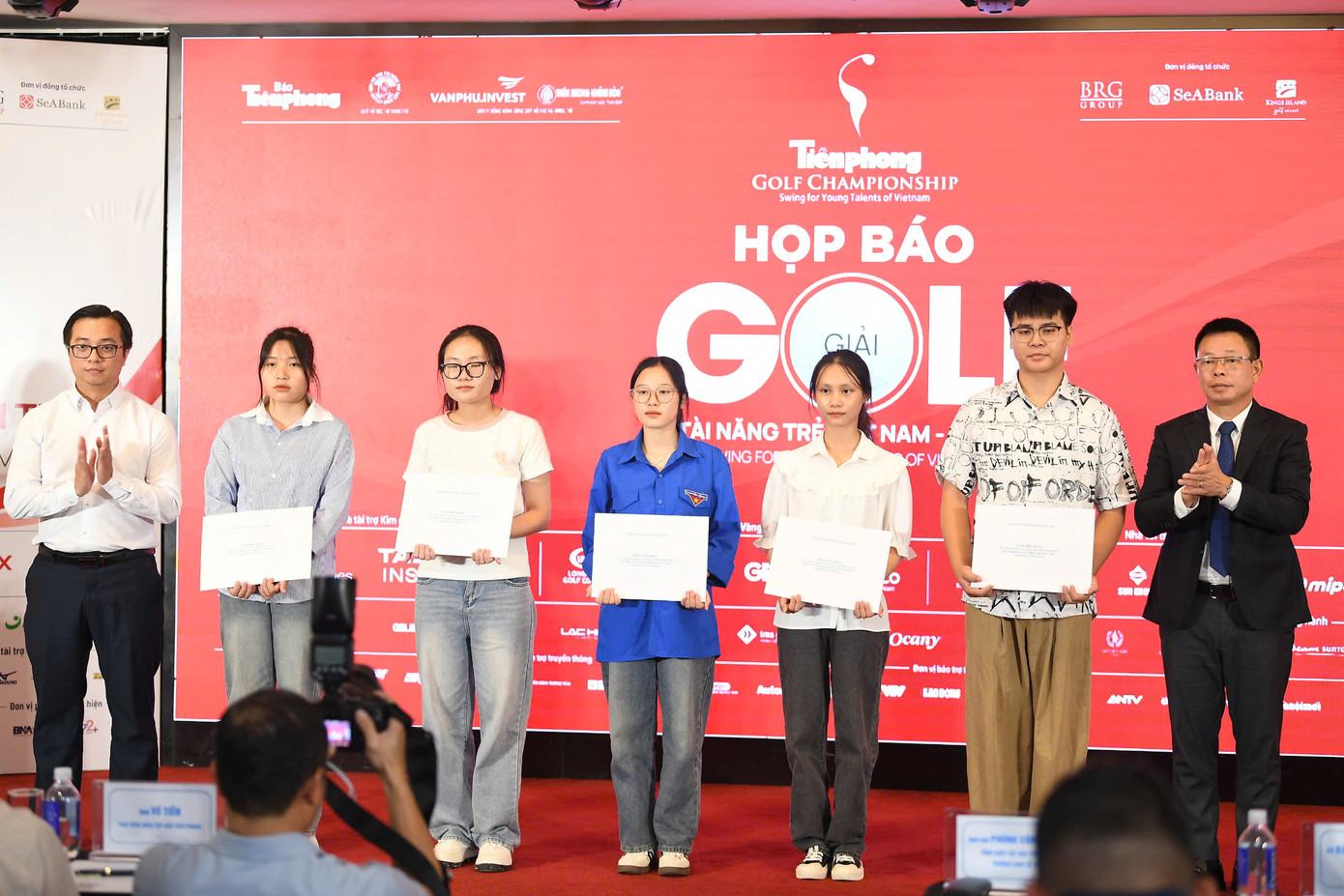 Hưởng ứng lời kêu gọi của Trung ương Đoàn TNCS Hồ Chí Minh, Bộ Giáo dục và Đào tạo, trong khuôn khổ giải “Golf vì tài năng trẻ Việt Nam” lần thứ 8 – năm 2024, Ban tổ chức tiếp tục lan tỏa chương trình: “Cùng Tiền Phong nâng bước em tới trường”, hướng đến những sinh viên bị tác động trực tiếp bởi bão số 3 gây ra, để cùng chung tay, giúp các em sớm vượt qua mất mát, khó khăn và tiếp tục vững bước trên giảng đường đại học. Hưởng ứng lời kêu gọi của Trung ương Đoàn TNCS Hồ Chí Minh, Bộ Giáo dục và Đào tạo, trong khuôn khổ giải “Golf vì tài năng trẻ Việt Nam” lần thứ 8 – năm 2024, Ban tổ chức tiếp tục lan tỏa chương trình: “Cùng Tiền Phong nâng bước em tới trường”, hướng đến những sinh viên bị tác động trực tiếp bởi bão số 3 gây ra, để cùng chung tay, giúp các em sớm vượt qua mất mát, khó khăn và tiếp tục vững bước trên giảng đường đại học.