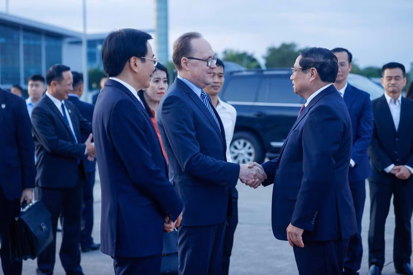 Tiễn Thủ tướng tại sân bay Quốc tế Nội Bài có Bộ trưởng, Chủ nhiệm Văn phòng Chính phủ Trần Văn Sơn; Đại sứ Liên bang Nga tại Việt Nam Gennady Bezdetko. (Ảnh: Đoàn Bắc) Tiễn Thủ tướng tại sân bay Quốc tế Nội Bài có Bộ trưởng, Chủ nhiệm Văn phòng Chính phủ Trần Văn Sơn; Đại sứ Liên bang Nga tại Việt Nam Gennady Bezdetko. (Ảnh: Đoàn Bắc)