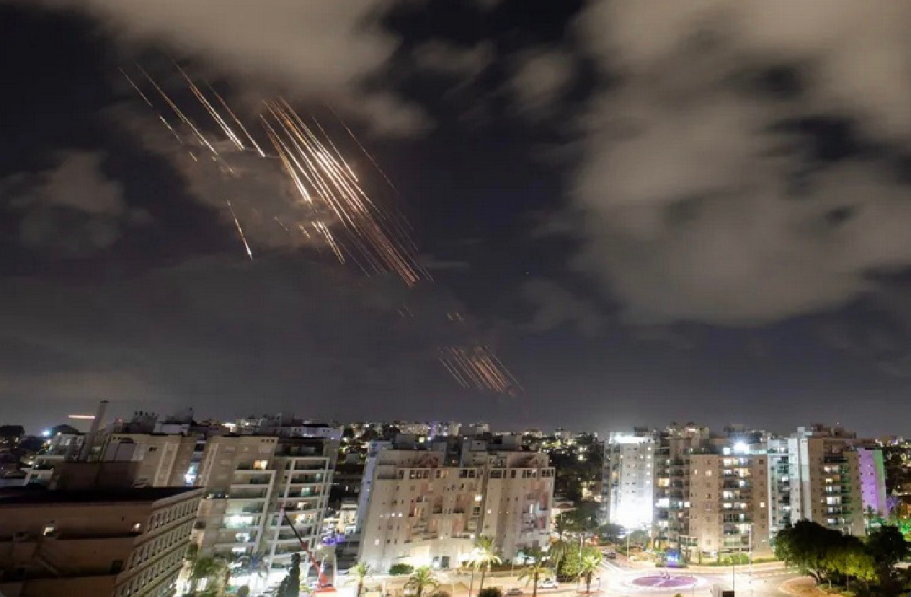 Israel kích hoạt hệ thống Vòm sắt đánh chặn tên lửa Iran. (Ảnh: Reuters) Israel kích hoạt hệ thống Vòm sắt đánh chặn tên lửa Iran. (Ảnh: Reuters)