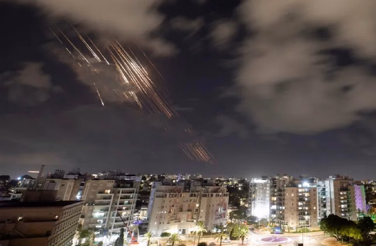 Israel kích hoạt hệ thống Vòm sắt đánh chặn tên lửa Iran. (Ảnh: Reuters)
