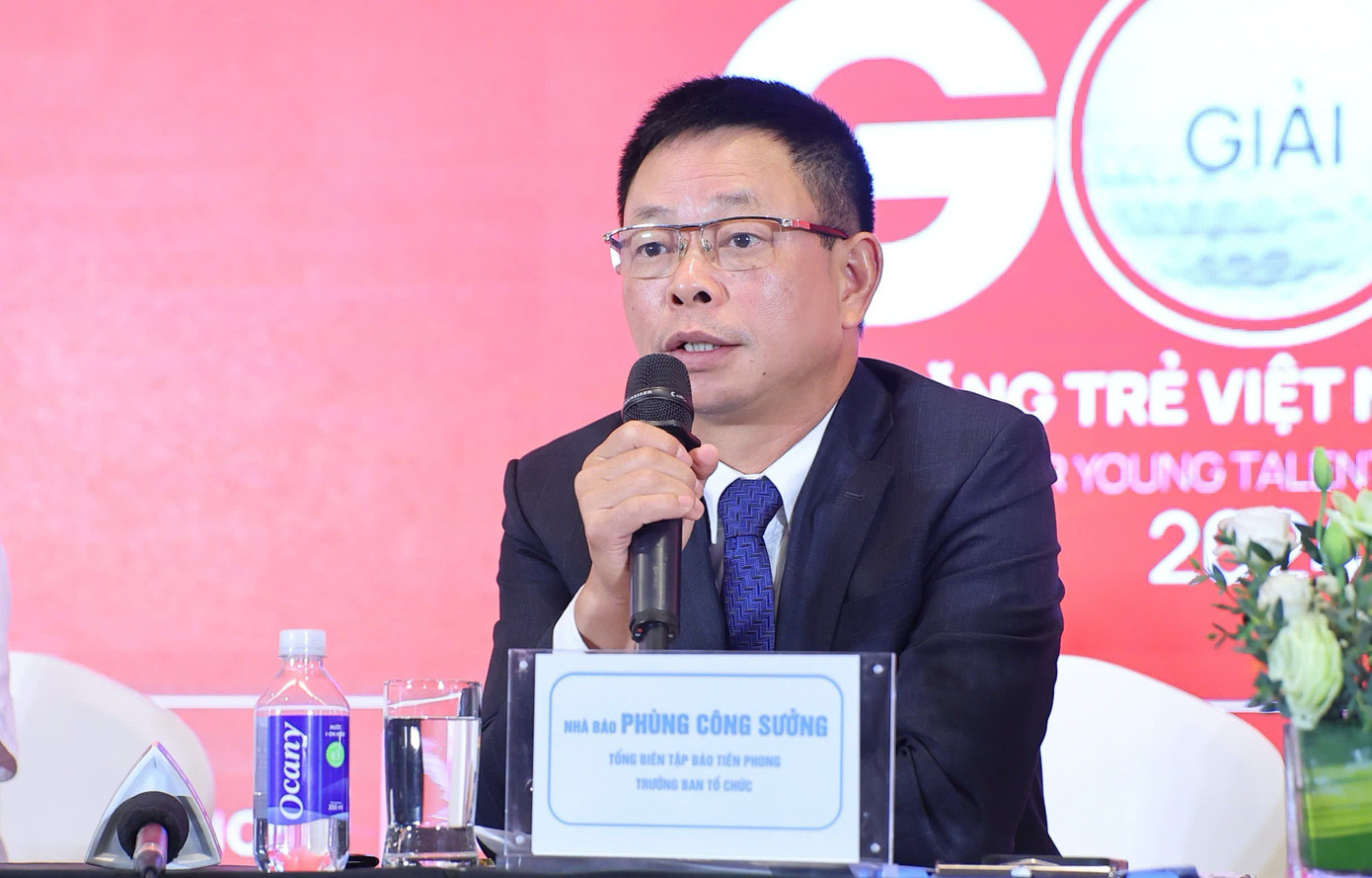 Nhà báo Phùng Công Sưởng – Tổng Biên tập báo Tiền Phong, Giám đốc Qũy Hỗ trợ Tài năng trẻ Việt Nam, Trưởng Ban tổ chức. Nhà báo Phùng Công Sưởng – Tổng Biên tập báo Tiền Phong, Giám đốc Qũy Hỗ trợ Tài năng trẻ Việt Nam, Trưởng Ban tổ chức.