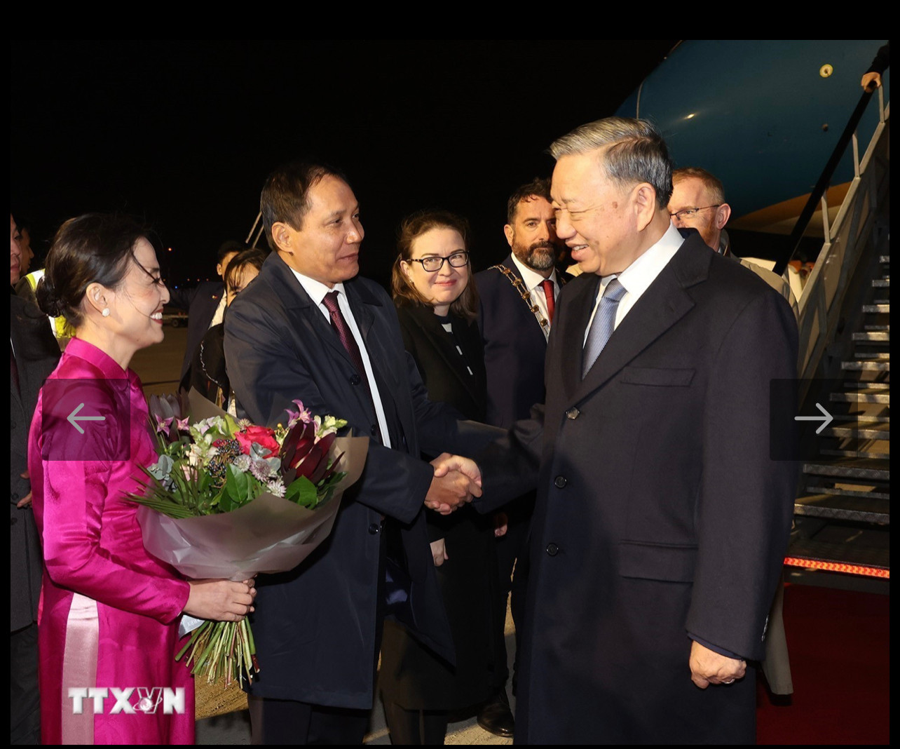 Đại sứ Việt Nam tại Ireland Đỗ Minh Hùng đón Tổng Bí thư, Chủ tịch nước Tô Lâm tại sân bay Dublin. (Ảnh: Trí Dũng/TTXVN) Đại sứ Việt Nam tại Ireland Đỗ Minh Hùng đón Tổng Bí thư, Chủ tịch nước Tô Lâm tại sân bay Dublin. (Ảnh: Trí Dũng/TTXVN)