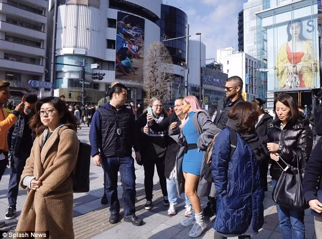 Chị em nhà Kim Kardashian mặc gợi cảm dạo phố đêm ở Tokyo ảnh 12
