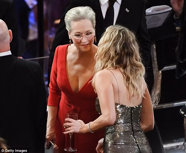 Jennifer Lawrence kéo váy trèo qua ghế ở lễ trao giải Oscar ảnh 6