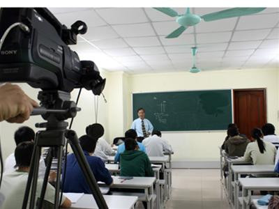 Bài giảng tại lớp học được ghi lại để đưa lên mạng. Ảnh: XM