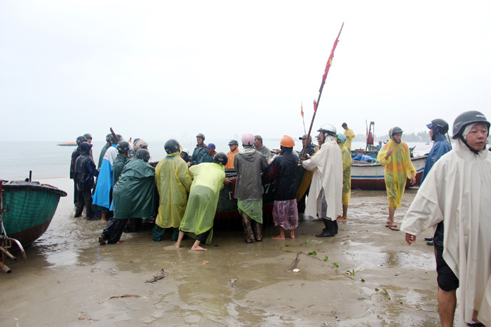 Đà Nẵng đưa tàu thuyền lên bờ tránh bão