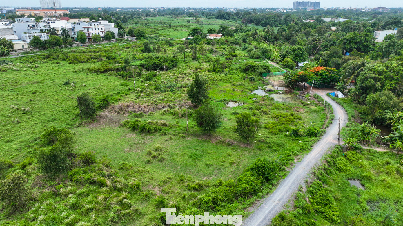 Dự án kéo dài khiến nhiều hạng mục hư hỏng, xuống cấp, nhiều vị trí bị lún thành ao tù, đường dân sinh sạt lở.