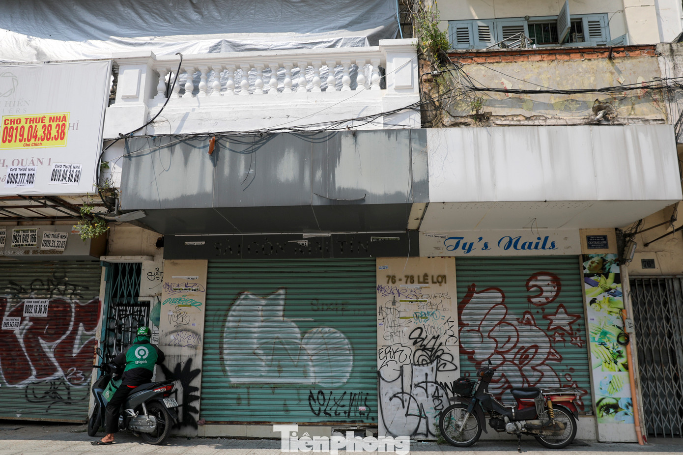 Một số nơi trở thành tụ điểm buôn bán hàng rong, điểm dừng chân của xe ôm công nghệ, người giao hàng.