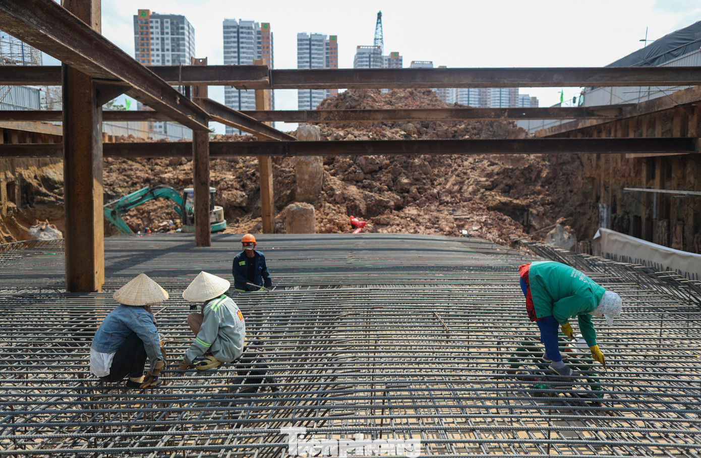 Dưới thời tiết nắng nóng, nhiều công nhân vẫn phơi mình làm việc trên công trường thi công đường Lương Định Của (TP Thủ Đức, TPHCM)