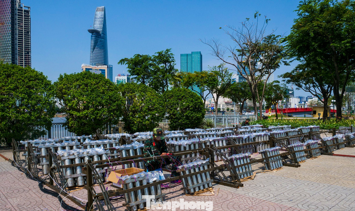 Mỗi giàn pháo có hình dạng khác nhau để tạo hiệu ứng về màu sắc, tầm bắn. Một giàn tầm cao có thể bắn lên hơn 200m.