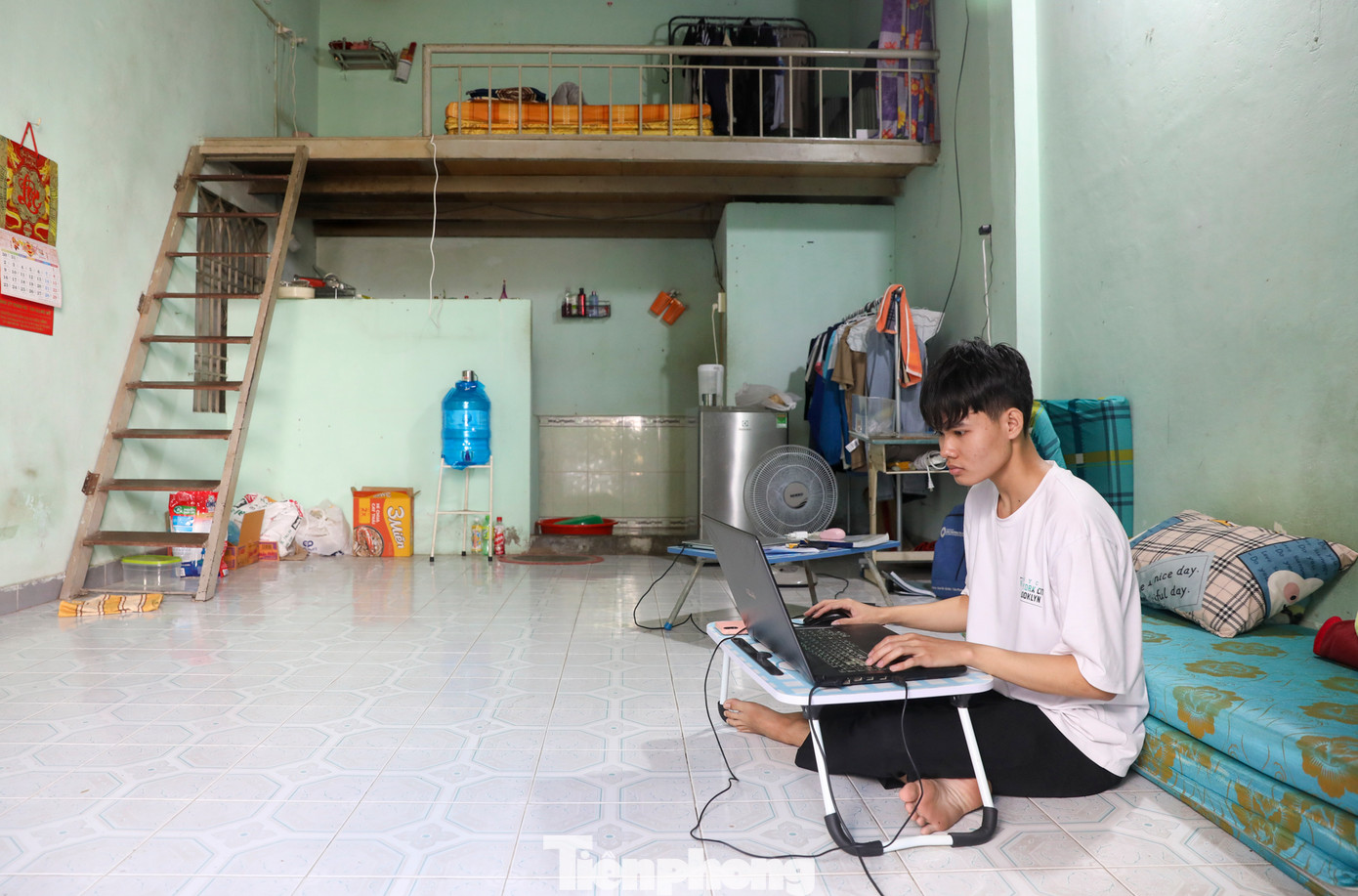 Ngày Trân nhận được giấy báo đậu đại học với số điểm cao 27,25, cả gia đình vỡ òa trong hạnh phúc. Tuy nhiên, Trân cũng trăn trở bởi hoàn cảnh gia đình khó khăn, chị gái cũng vừa mới ra trường và đang tìm việc làm. Thế nhưng, mẹ của em cương quyết muốn con trai phải tiếp tục đi học, tiếp tục thực hiện những ước mơ, hoài bão của mình. Ngày Trân nhận được giấy báo đậu đại học với số điểm cao 27,25, cả gia đình vỡ òa trong hạnh phúc. Tuy nhiên, Trân cũng trăn trở bởi hoàn cảnh gia đình khó khăn, chị gái cũng vừa mới ra trường và đang tìm việc làm. Thế nhưng, mẹ của em cương quyết muốn con trai phải tiếp tục đi học, tiếp tục thực hiện những ước mơ, hoài bão của mình.