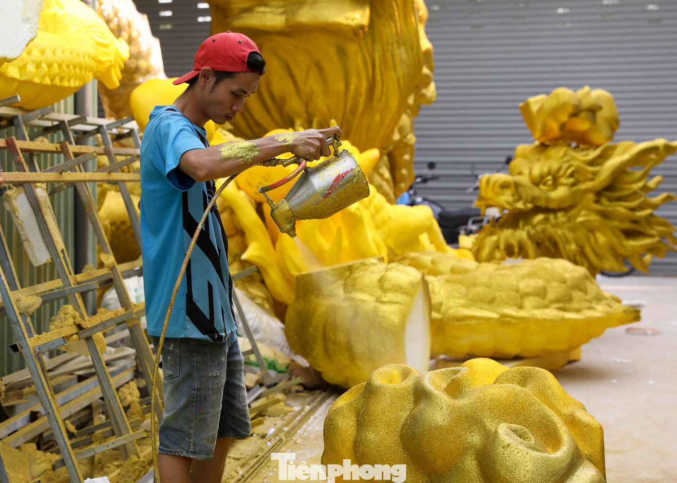 Để tránh việc hư hỏng khi vận chuyển, các bộ phận của rồng sẽ được chế tác riêng biệt, khi vận chuyển đến cho khách hàng sẽ lắp ráp các phần lại với nhau để tạo ra một con rồng hoàn thiện.