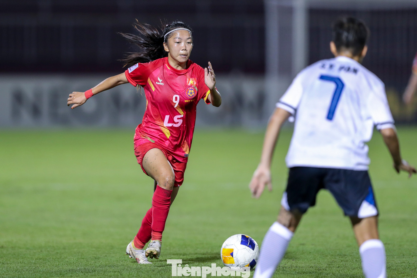 Trên sân nhà, CLB nữ TPHCM khởi đầu AFC Champions League nữ 2024/25 gặp Taichung Blue Whale của Đài Bắc Trung Hoa. Sự xuất hiện của các ngoại binh và tiền đạo Huỳnh Như cải thiện đáng kể sức mạnh của đội nhà.