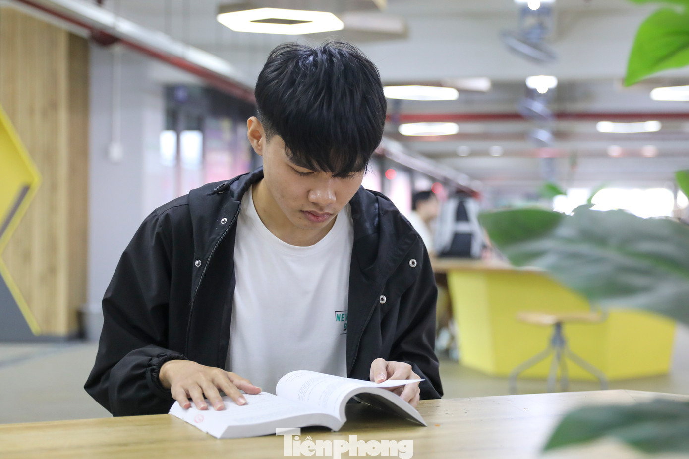 “Để có tiền lo cho các con đến trường, mẹ phải làm đủ mọi việc. Nhưng dù khó khăn, thiếu thốn thế nào, mẹ cũng chưa bao giờ để chị em của em phải nghỉ học, vẫn cố gắng mua sắm đầy đủ đồ dùng học tập, đóng tiền trường… để em yên tâm đi học” – Trân bồi hồi khi nhắc về mẹ của mình. “Để có tiền lo cho các con đến trường, mẹ phải làm đủ mọi việc. Nhưng dù khó khăn, thiếu thốn thế nào, mẹ cũng chưa bao giờ để chị em của em phải nghỉ học, vẫn cố gắng mua sắm đầy đủ đồ dùng học tập, đóng tiền trường… để em yên tâm đi học” – Trân bồi hồi khi nhắc về mẹ của mình.