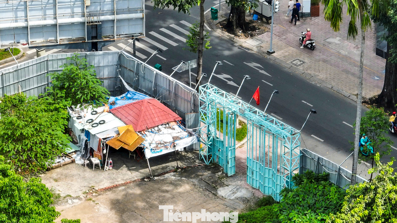 Tại góc sau cổng chính trên đường Võ Văn Tần có lều nhỏ của bảo vệ. Tại góc sau cổng chính trên đường Võ Văn Tần có lều nhỏ của bảo vệ.