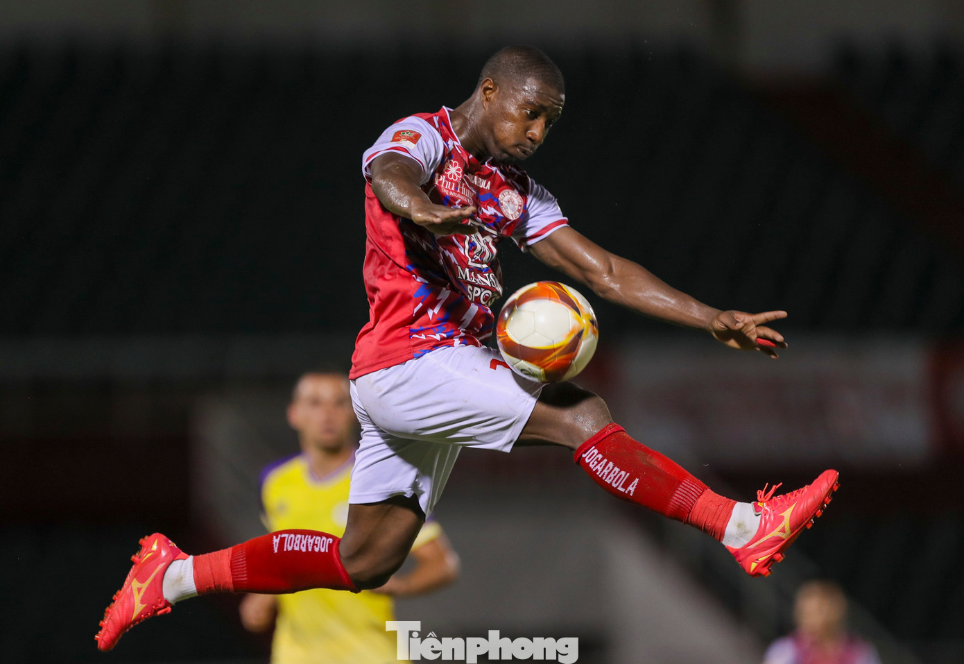 HLV Phùng Thanh Phương liên tục có những thay đổi về mặt lối chơi, sự điều chỉnh này giúp chủ nhà có được bàn rút ngắn tỷ số xuống 1-2 do công của Timite ở phút 67. HLV Phùng Thanh Phương liên tục có những thay đổi về mặt lối chơi, sự điều chỉnh này giúp chủ nhà có được bàn rút ngắn tỷ số xuống 1-2 do công của Timite ở phút 67.