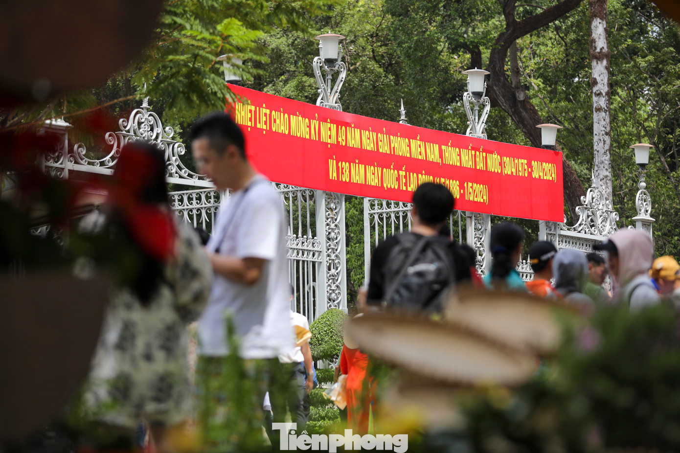 Đến đây, người dân có cơ hội ôn lại kỷ niệm một thời chiến đấu hào hùng của dân tộc.