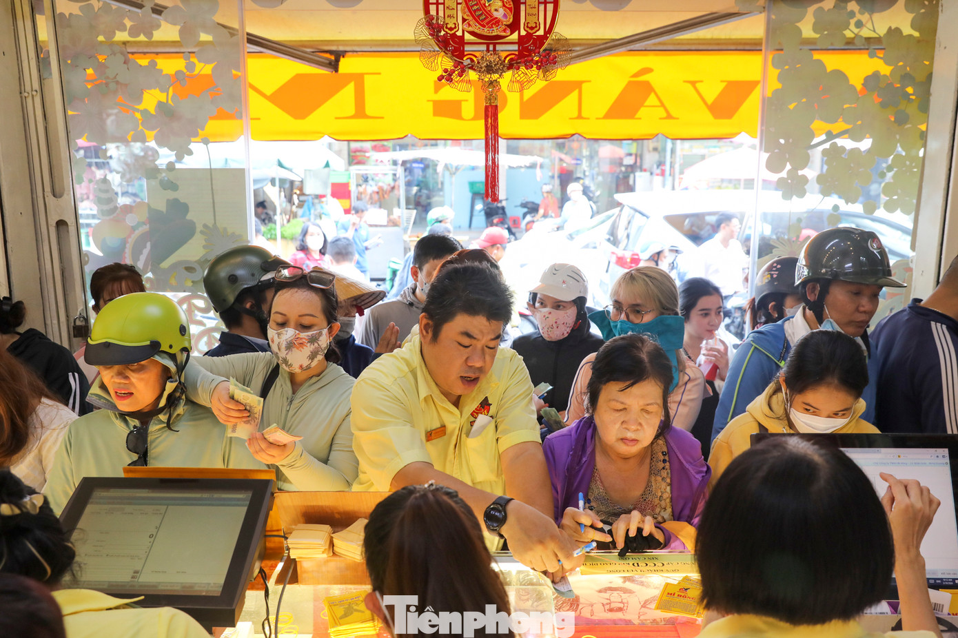 Khách đứng kín lối đi nhưng nhờ nhân viên cửa hàng chủ động điều phối nên không xảy ra tình trạng chen lấn.