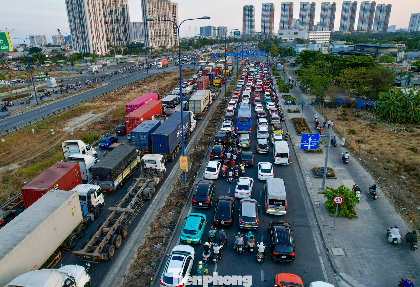 Ước tính, mỗi ngày, nơi đây có khoảng 20.000 xe container đi qua. Thời gian chờ đèn đỏ tại nút giao này khá lâu, đèn đỏ hướng từ cao tốc TPHCM - Long Thành - Dầu Giây về trung tâm TPHCM kéo dài là một trong những nguyên nhân khiến lối ra cao tốc này hướng từ Đồng Nai về TPHCM thường kẹt nối dài.
