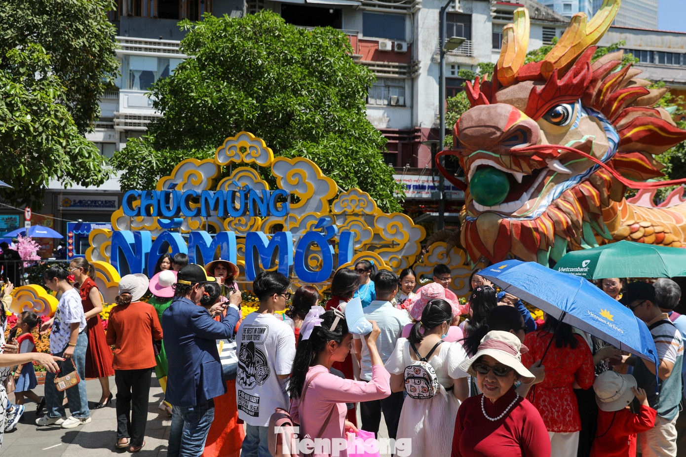 Khu vực cổng chào với cặp rồng “Lưỡng Long triều liên&quot; có thể cử động phần đầu thu hút sự thích thú của du khách.