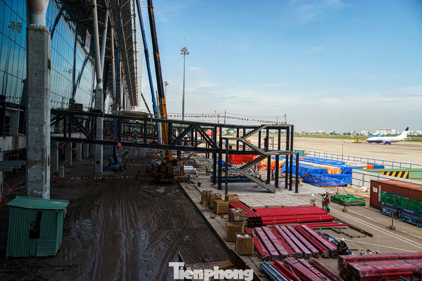 Song song với thi công phần kết cấu, hệ thống thiết bị, máy móc cũng đang được nhập khẩu để lắp đặt theo tiến độ từng hạng mục. Các hạng mục có khối lượng lớn như ống gió điều hòa, phòng cháy chữa cháy, cấp thoát nước đã lắp đặt trên 90% ở các tầng B2 tòa nhà thương mại, tầng B1 và 1 nhà ga hành khách.