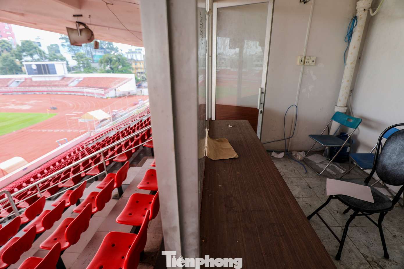 Hệ thống phòng chức năng ku vực khán đài A nhếch nhác, không được dọn dẹp.
