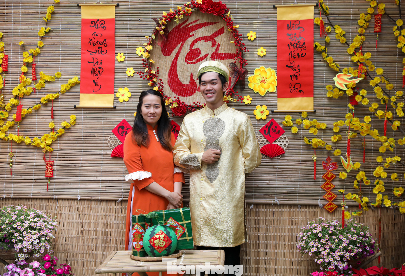 Anh Tân (ở quận 10) chia sẻ: "Vợ tôi đang điều trị thận tại đây. Khi biết được bệnh viện có trang hoàng đường hoa, cả hai đã tranh thủ đi xuống chụp vài tấm hình kỷ niệm. Không khí xuân rộn ràng trong bệnh viện cũng giúp cho bà xã quên đi những mệt mỏi trong quá trình điều trị tại đây".