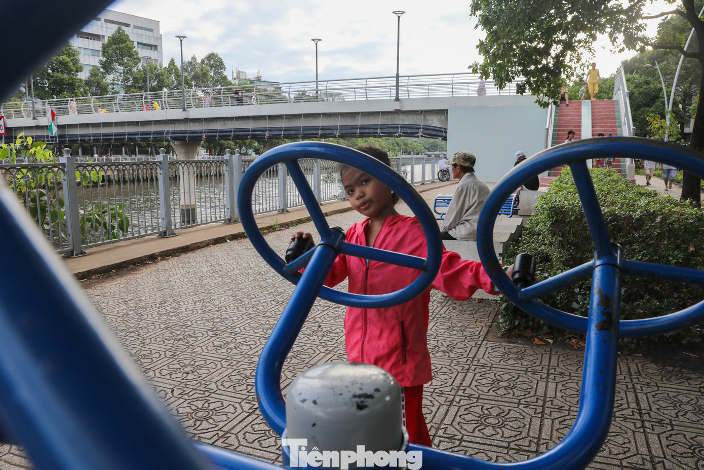 Theo Ban Quản lý dự án các công trình điện miền Nam (SPMB) - đơn vị được giao quản lý dự án, trước đây chủ đầu tư dự tính khoan ngầm qua kênh để xây dựng hầm, mương cáp. Sau đó, TP HCM đề nghị xây cầu bắc qua dòng kênh thuận tiện người dân đi lại, vui chơi và tạo thêm cảnh quan.