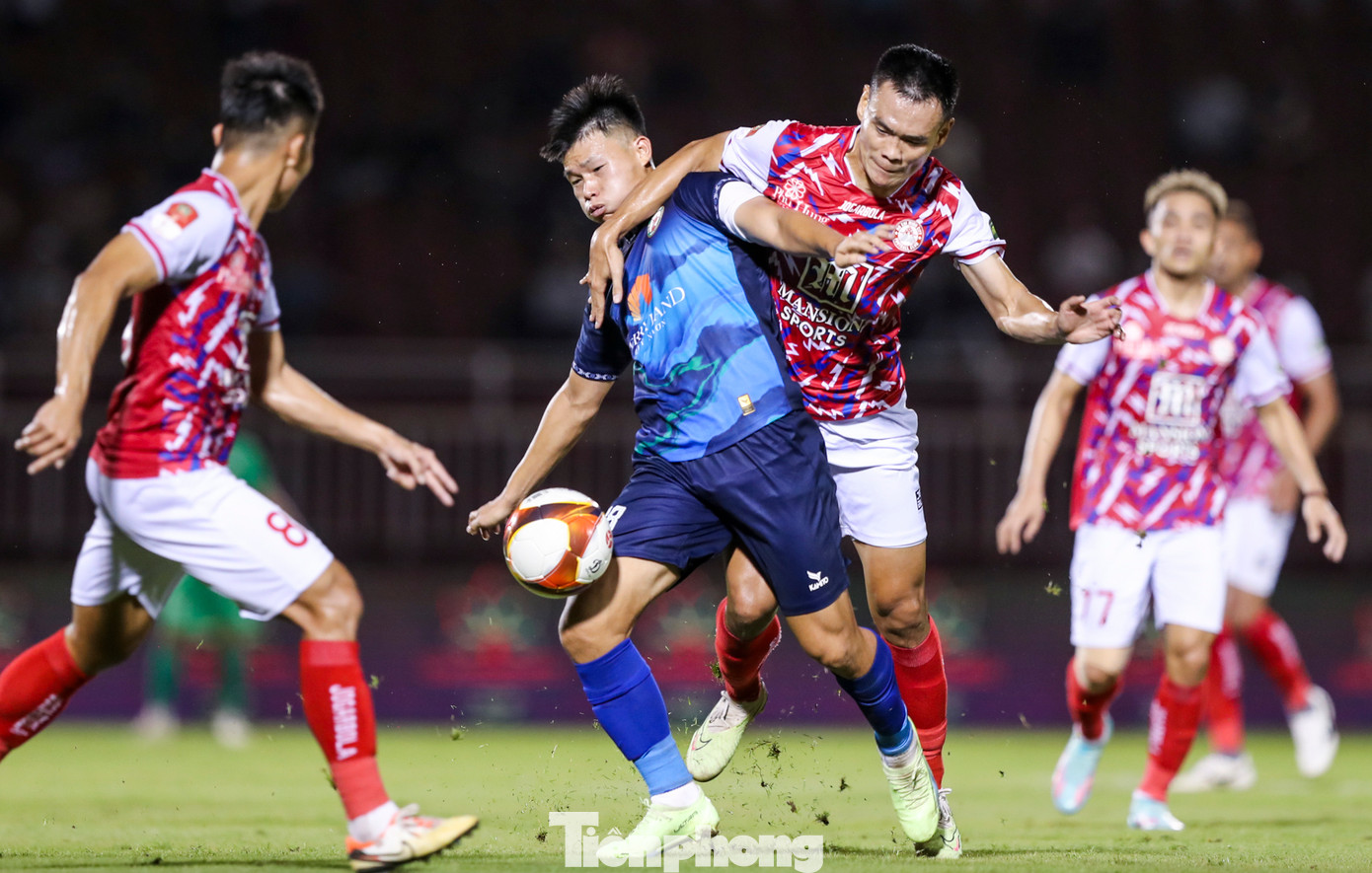 CLB TPHCM vừa trải qua 3 trận thua liên tiếp, việc phải đối đầu với Bình Định tại vòng 11 là thử thách hết sức khó khăn với thầy trò HLV Phùng Thanh Phương. CLB TPHCM vừa trải qua 3 trận thua liên tiếp, việc phải đối đầu với Bình Định tại vòng 11 là thử thách hết sức khó khăn với thầy trò HLV Phùng Thanh Phương.