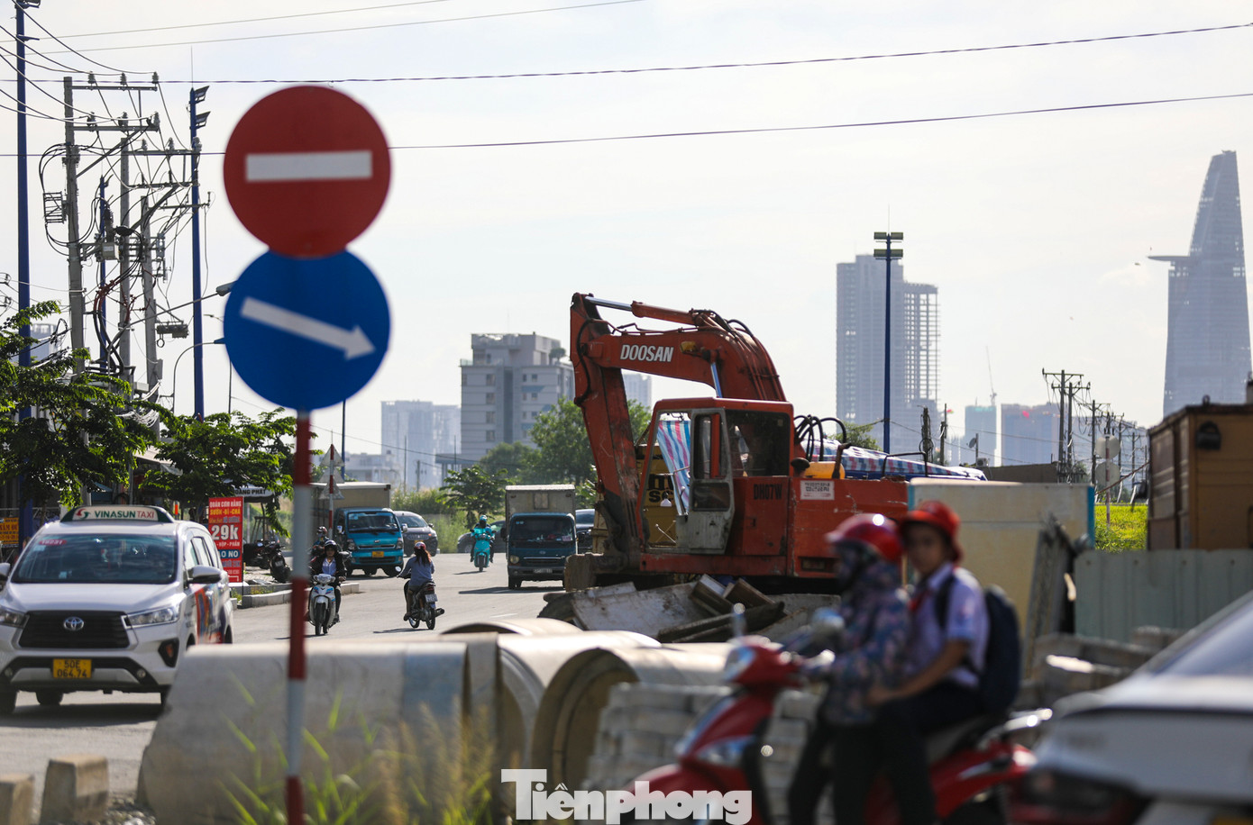 Tình trạng ùn tắc giao thông do "lô cốt" công trình đang gây nhiều khó khăn cho việc lưu thông của người dân trên tuyến đường này.