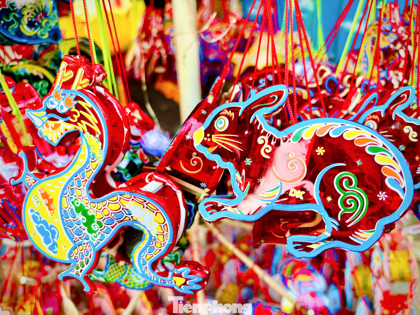 Dù vậy, lồng đèn truyền thống vẫn giữ nguyên sức hút của mình, là biểu tượng không thể thiếu trong văn hóa người Việt.