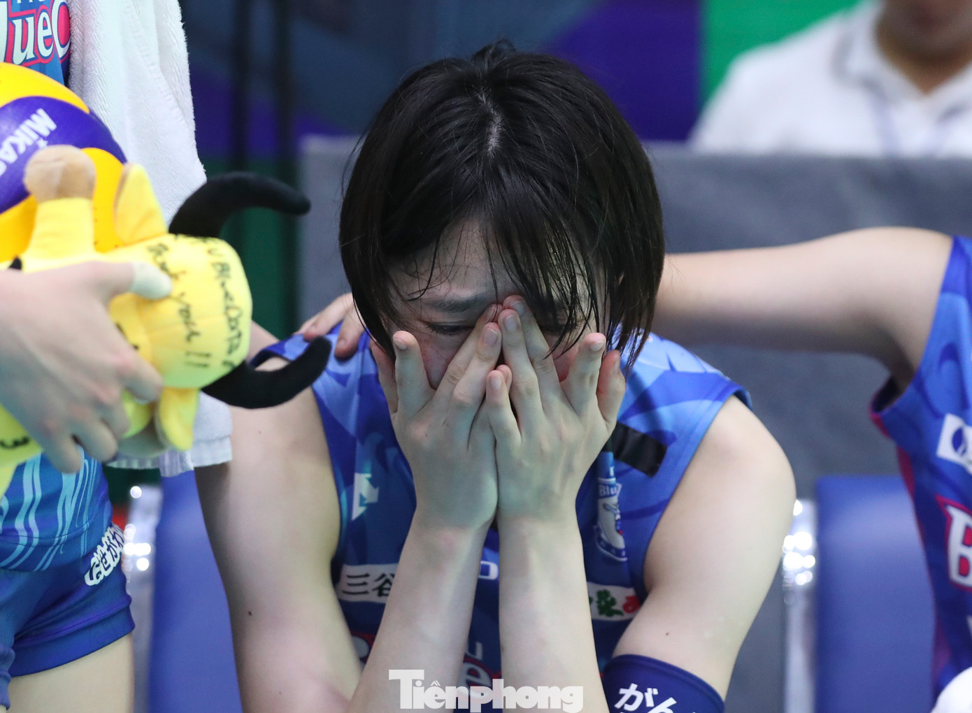 Sau chiến thắng nghẹt thở trước VPBank Ninh Bình, các nữ tuyển thủ bên phía PFU Blue Cats đã không kìm được những giọt nước mắt sung sướng.