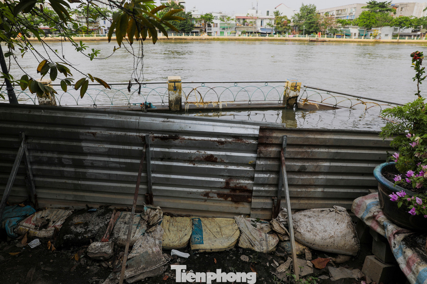 Nhiều hàng rào chắn được người dân dựng lên để ngăn triều cường. Tuy nhiên, người dân cho biết đây chỉ là phương án tạm thời trong khi chờ cơ quan chức năng có phương án khắc phục. Nhiều hàng rào chắn được người dân dựng lên để ngăn triều cường. Tuy nhiên, người dân cho biết đây chỉ là phương án tạm thời trong khi chờ cơ quan chức năng có phương án khắc phục.