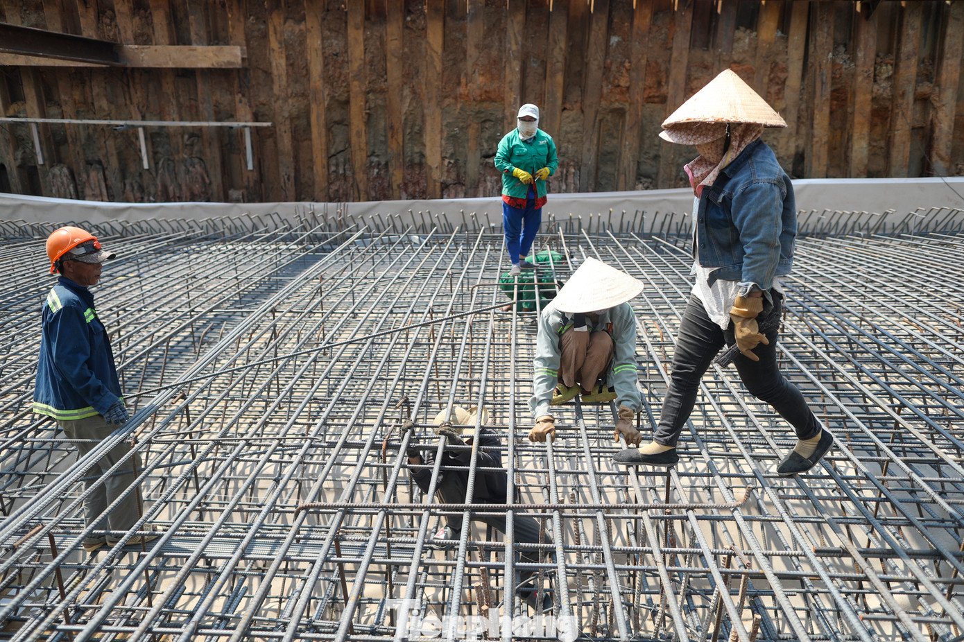 Nhiệt độ cảm nhận thực tế ở các đô thị còn cao hơn do phản xạ từ mặt đường, nhà cửa, bê tông.