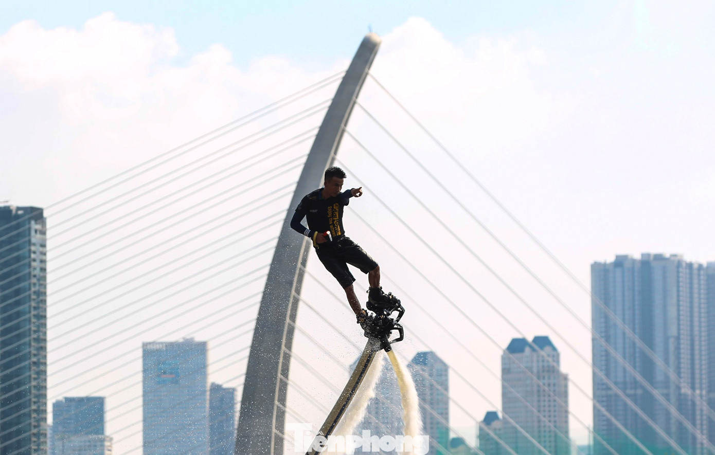 Dịp này, người dân TPHCM còn được thưởng thức các hoạt động biểu diễn thể thao dưới nước như: trình diễn thuyền buồm Sailing, trình diễn bay bằng ván phản lực nước, lướt ván, Flyboard và trình diễn dù lượn.