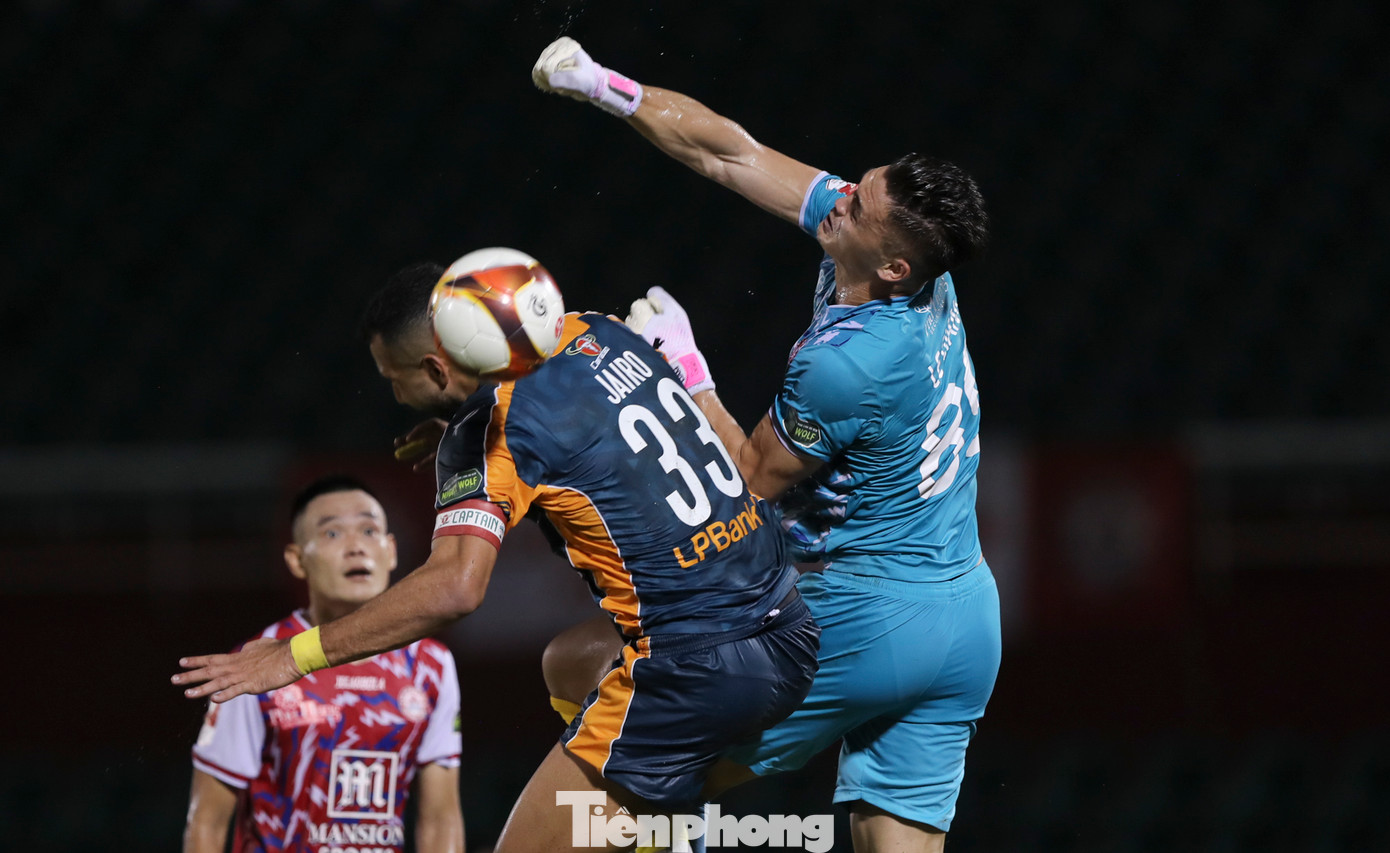 LPBank HAGL liên tục gây sức ép lên phía khung thành CLB TPHCM nhưng tất cả đều bất lực trước phong độ xuất sắc của thủ thành Patrik Lê Giang.