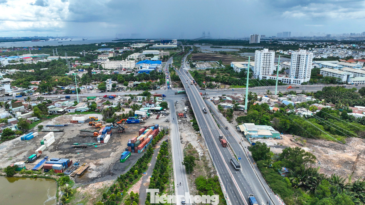 Đường Võ Chí Công (từ cầu Phú Mỹ tới cầu Phú Hữu dài gần 8km) thuộc Vành đai 2 TPHCM. Đây là tuyến đường quan trọng kết nối các cảng biển của TPHCM và cao tốc TPHCM - Long Thành - Dầu Giây.