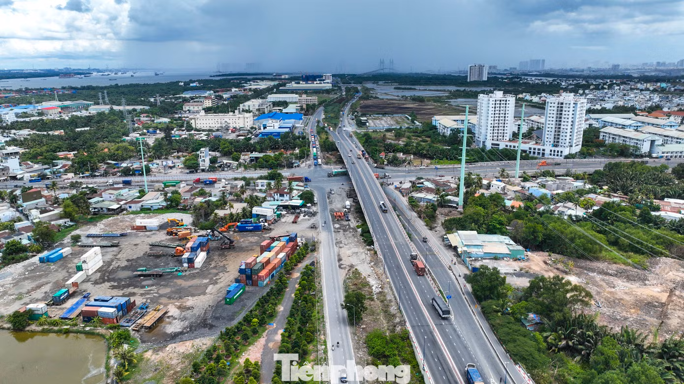 Đường Võ Chí Công (từ cầu Phú Mỹ tới cầu Phú Hữu dài gần 8km) thuộc Vành đai 2 TPHCM. Đây là tuyến đường quan trọng kết nối các cảng biển của TPHCM và cao tốc TPHCM - Long Thành - Dầu Giây.