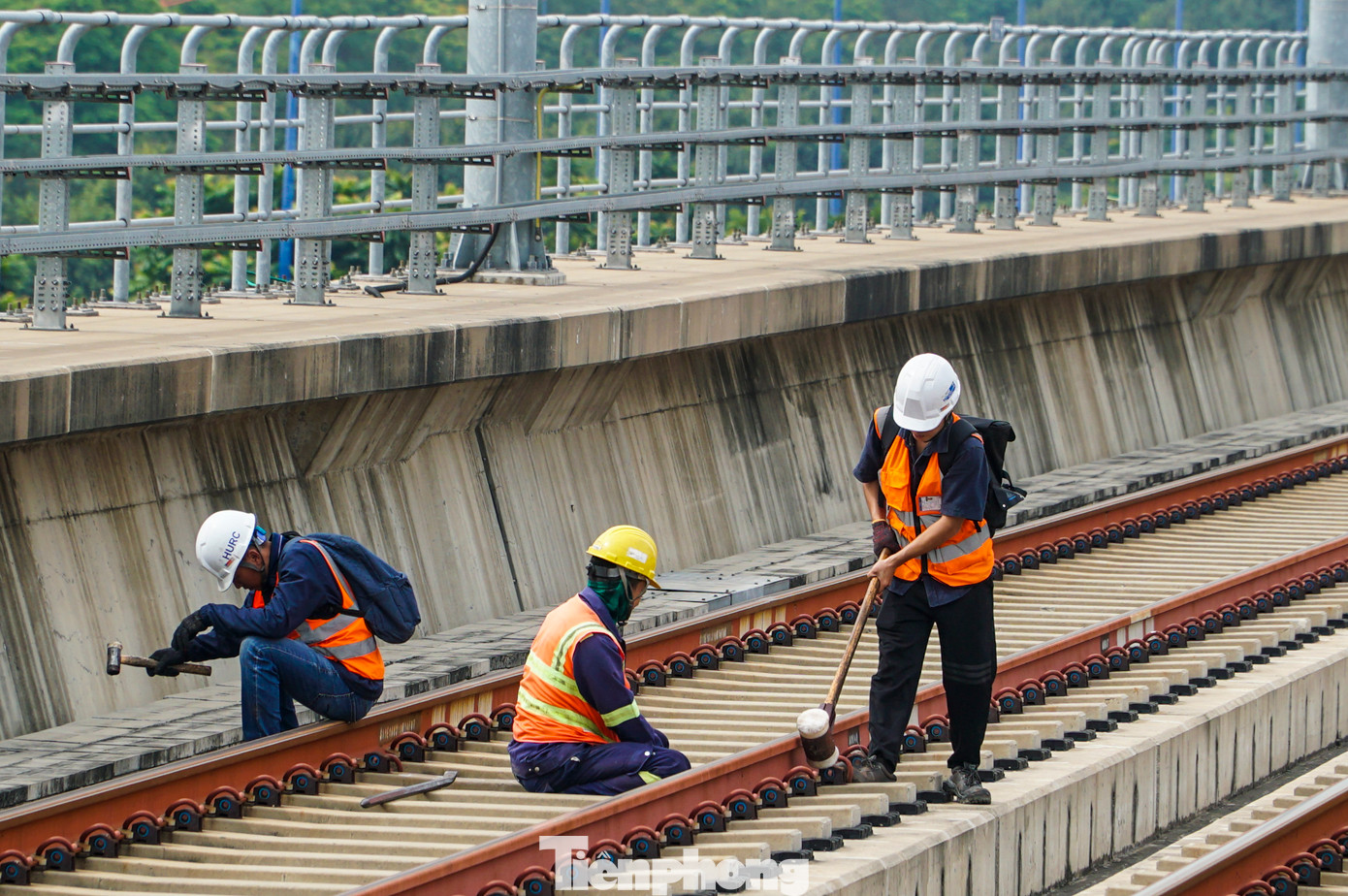 Trong những ngày sắp vận hành chính thức tuyến metro Bến Thành - Suối Tiên, nhóm nhân viên bảo trì đường ray phải bắt tay vào công việc đầu tiên trong ngày lúc 7h sáng.