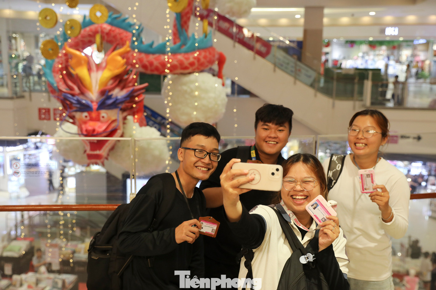 Nhiều bạn trẻ thích thú check-in cùng linh vật rồng.