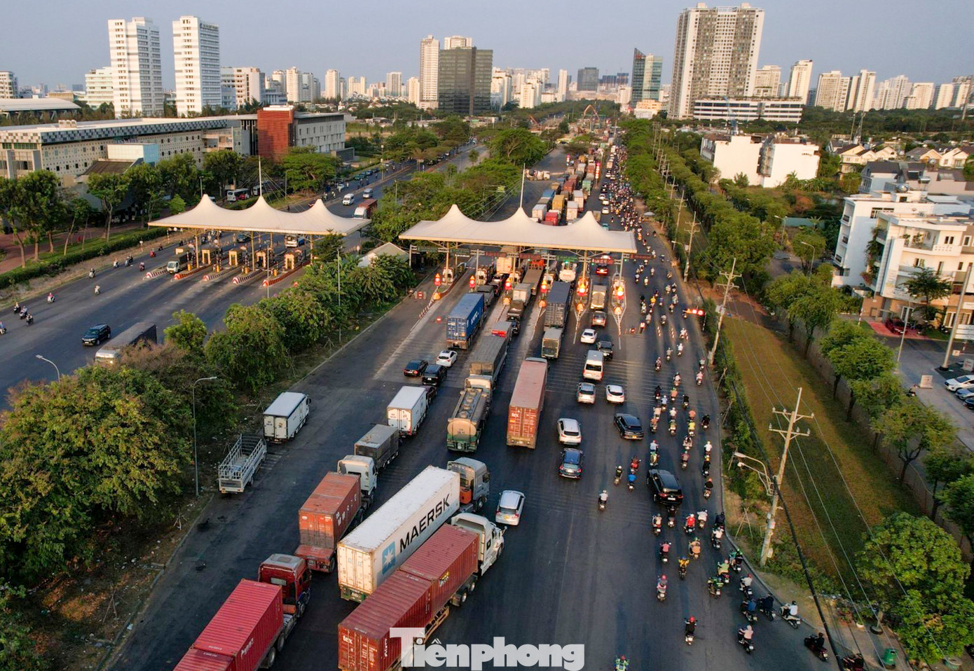 Tình trạng ùn ứ này tập trung chủ yếu ở luồng ô tô, xe container trên đường Nguyễn Văn Linh (từ hướng trạm thu phí về nút giao) và trên đường Nguyễn Hữu Thọ (hướng huyện Nhà Bè đi quận 7).