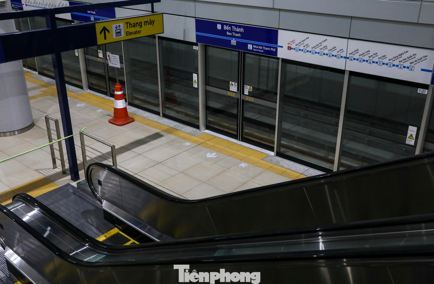 Toàn bộ các tầng đều có 2 thang máy, thang bộ và thang cuốn cho hành khách.