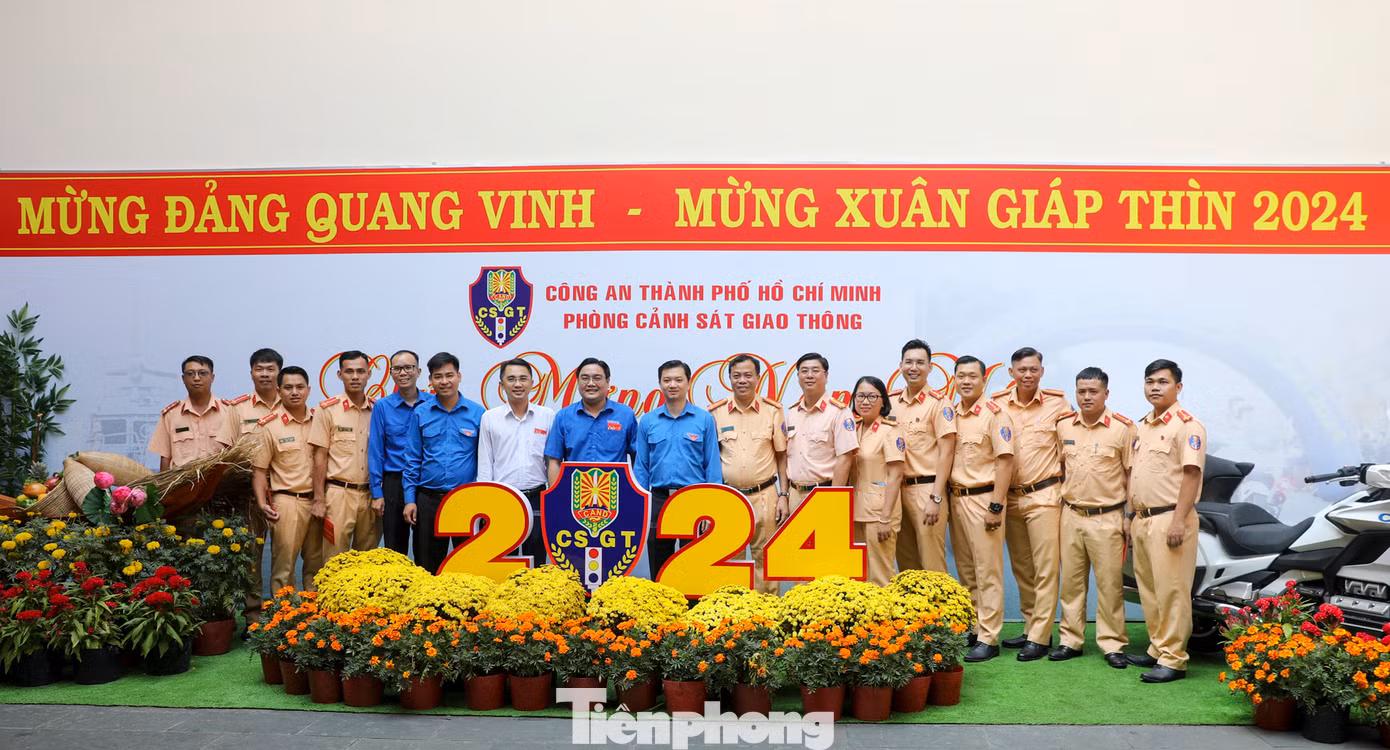 Bày tỏ vinh dự được đón tiếp đoàn, Thượng tá Trần Trung Hiếu - Bí thư Đảng ủy, Trưởng phòng Cảnh sát giao thông cho biết, đây năm đầu tiên Phòng Cảnh sát giao thông đường bộ, đường sắt và đường thủy sáp nhập. Đây là dấu ấn đặc biệt để phát triển lực lượng cảnh sát giao thông.