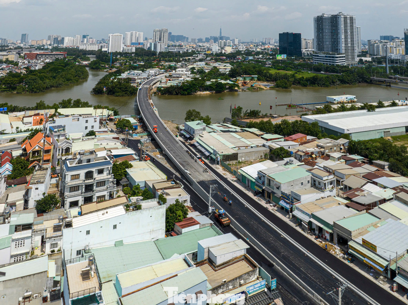 Cách đường Nguyễn Văn Linh 200m, cầu Rạch Đỉa trên đường Lê Văn Lương đang xây dựng và dự kiến hoàn thành cuối năm nay, được kỳ vọng sẽ giải tỏa kẹt xe ở khu Nam TPHCM. Nếu đúng tiến độ, cuối năm 2026, trên đường Lê Văn Lương sẽ có thêm cầu Rạch Tôm và cuối năm 2028 sẽ có cầu Rạch Dơi mới, giúp người dân đi lại thuận tiện hơn.