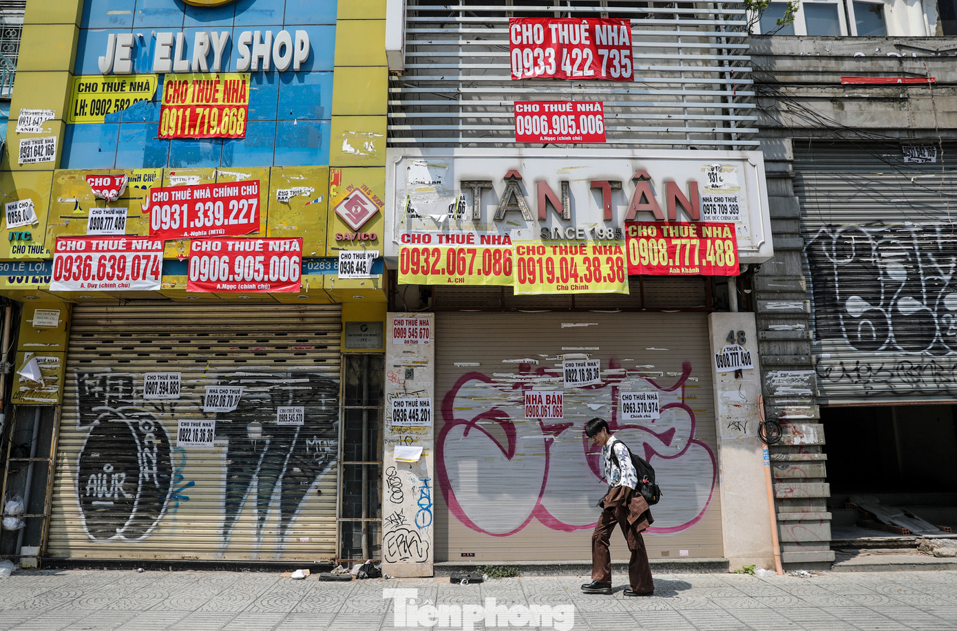 Mặt tiền các tuyến đường trung tâm TPHCM được ví đắt như vàng, nhưng số lượng mặt bằng để trống nhiều chưa từng có trong những năm qua.